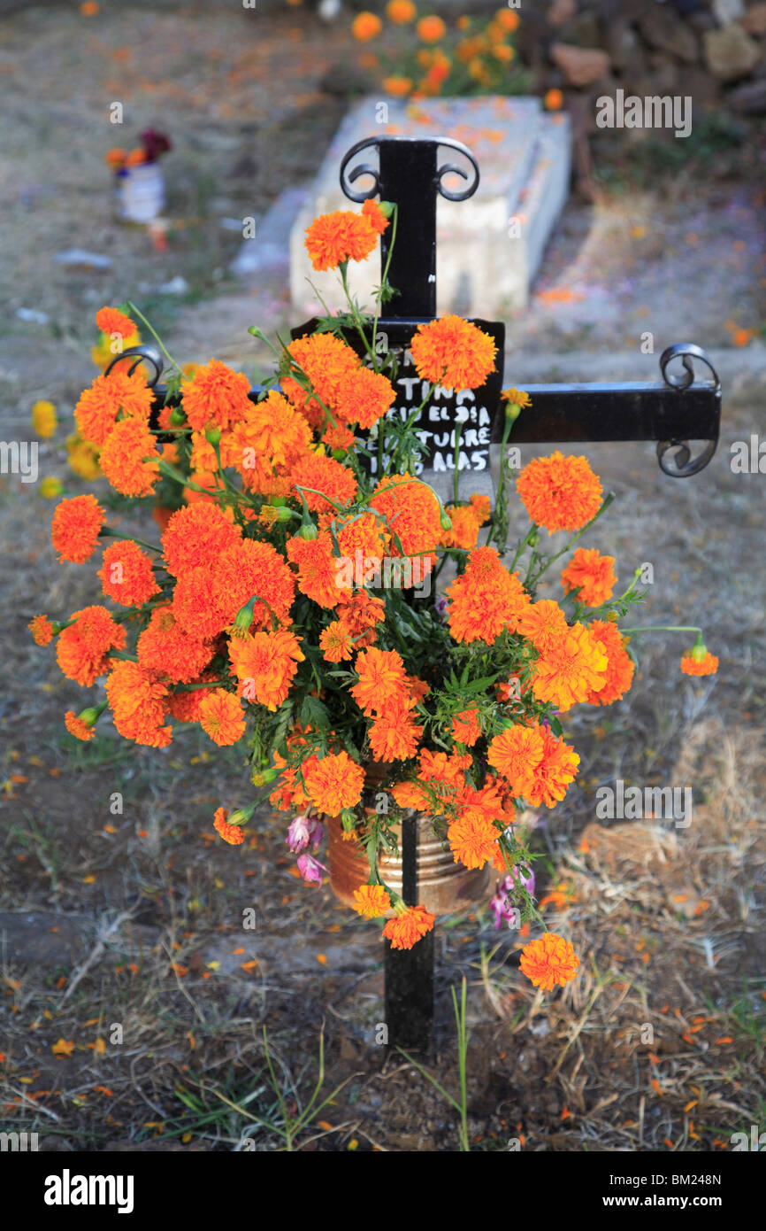 Tombe decorate, cimitero, Janitzio Island, il giorno dei morti, il Lago Patzcuaro, Patzcuaro Michoacan, membro, Messico, America del Nord Foto Stock