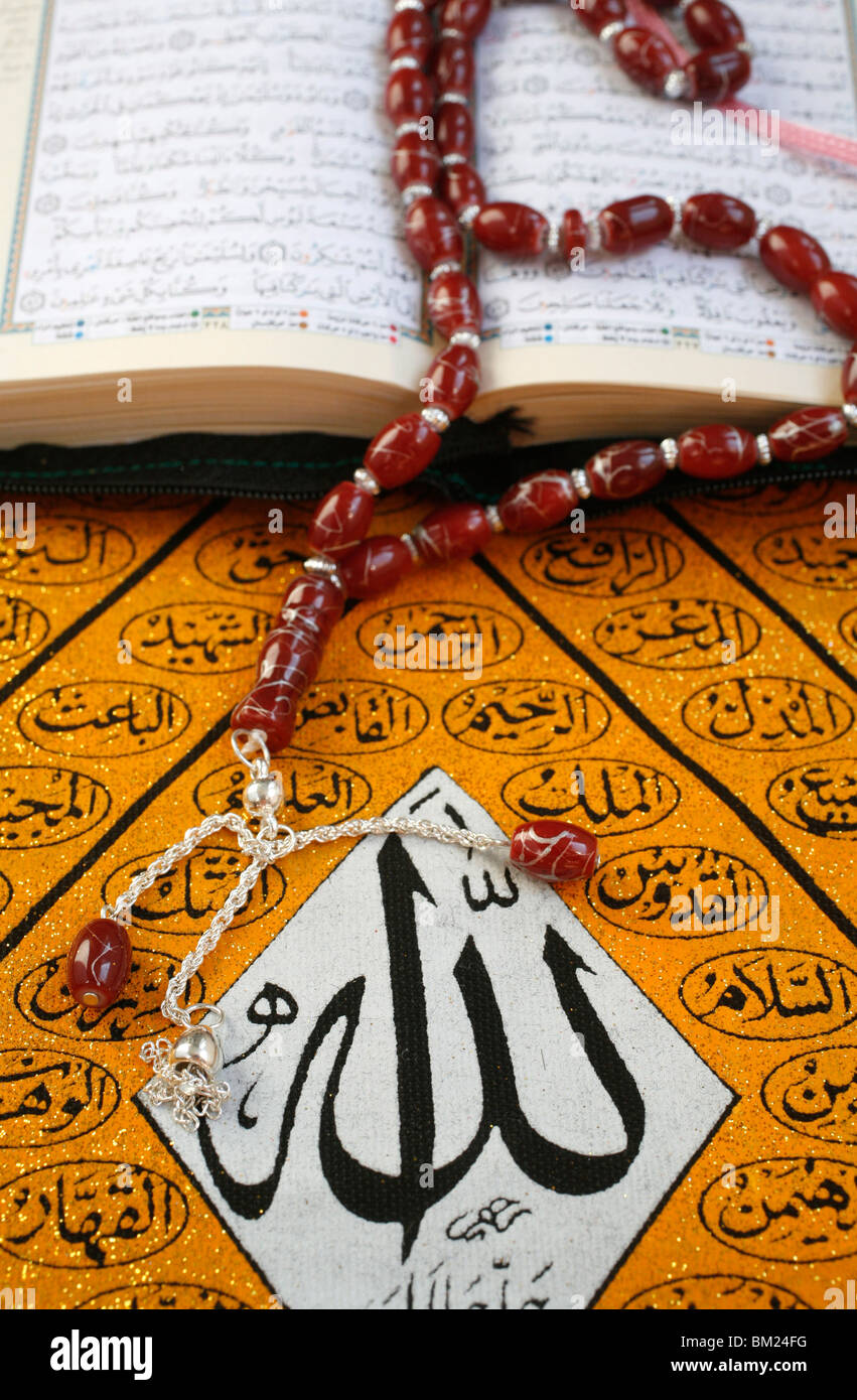 Corano, il rosario e la calligrafia di Allah, Parigi, Francia, Europa Foto Stock