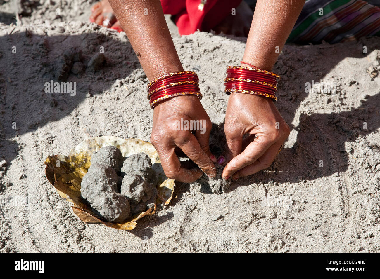 Donna fare un rituale puja. Fiume Gange. Di Allahabad. India Foto Stock