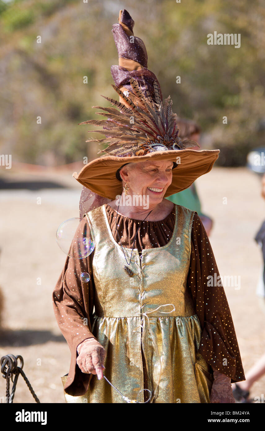 Gainesville FL - Jan 2009 - Senior donna vestita in abbigliamento periodo come una strega a Hoggetowne Faire medievale Foto Stock