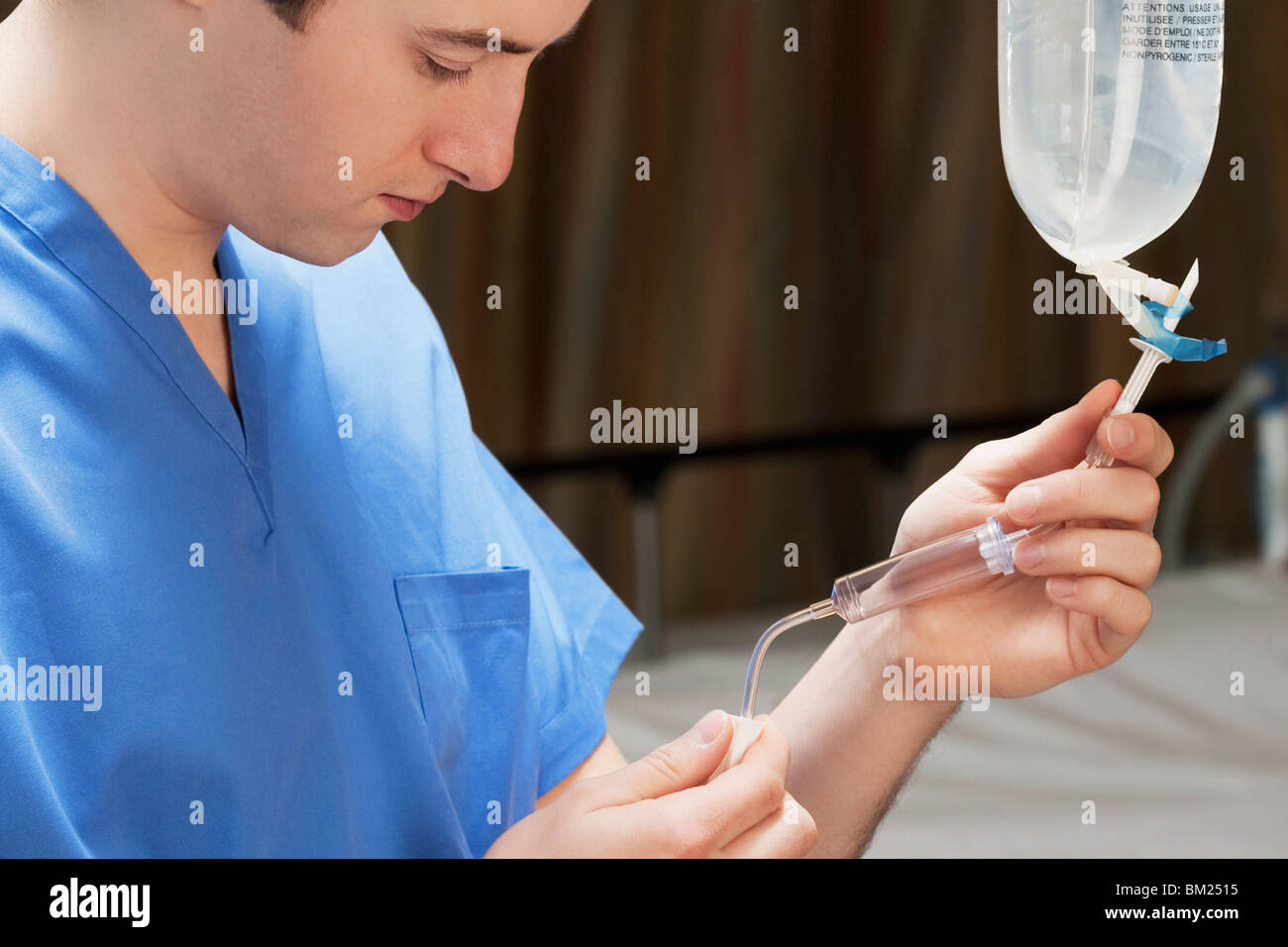 Controllo medico di una goccia di soluzione salina Foto Stock