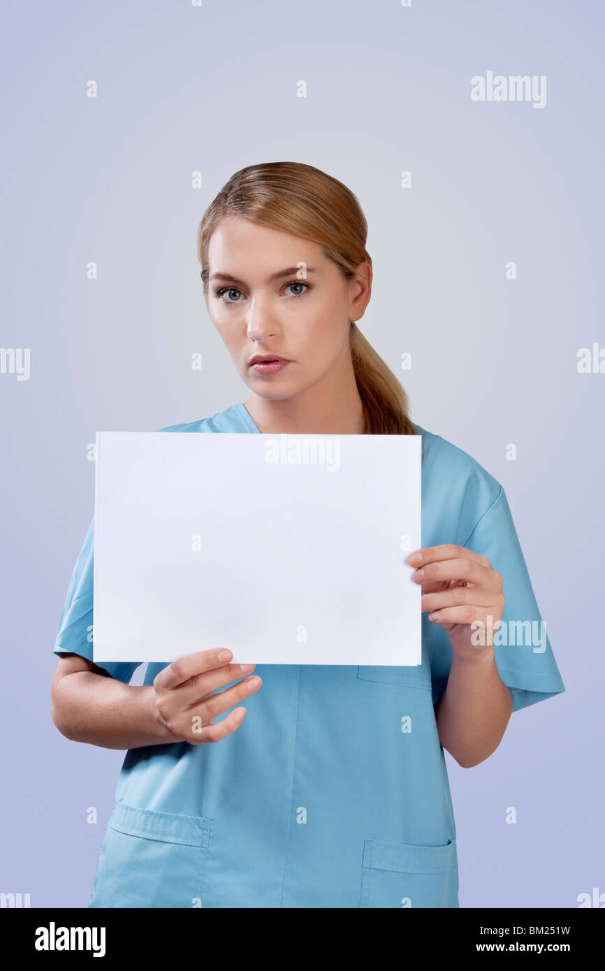 Femmina azienda infermiere targhetta vuota Foto Stock