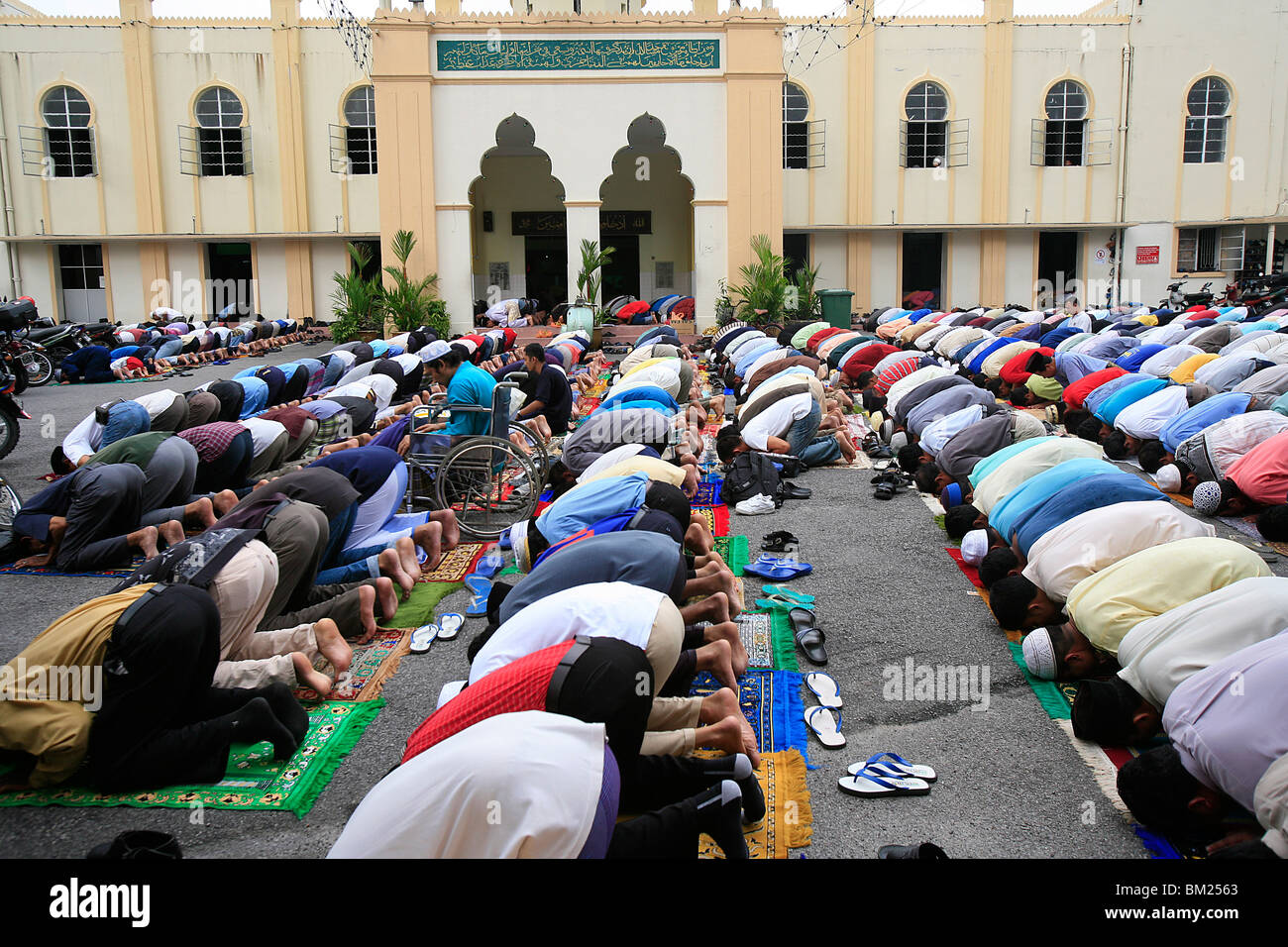La preghiera del venerdì, Masjid Kampung moschea, Kuala Lumpur, Malesia, sud-est asiatico Foto Stock