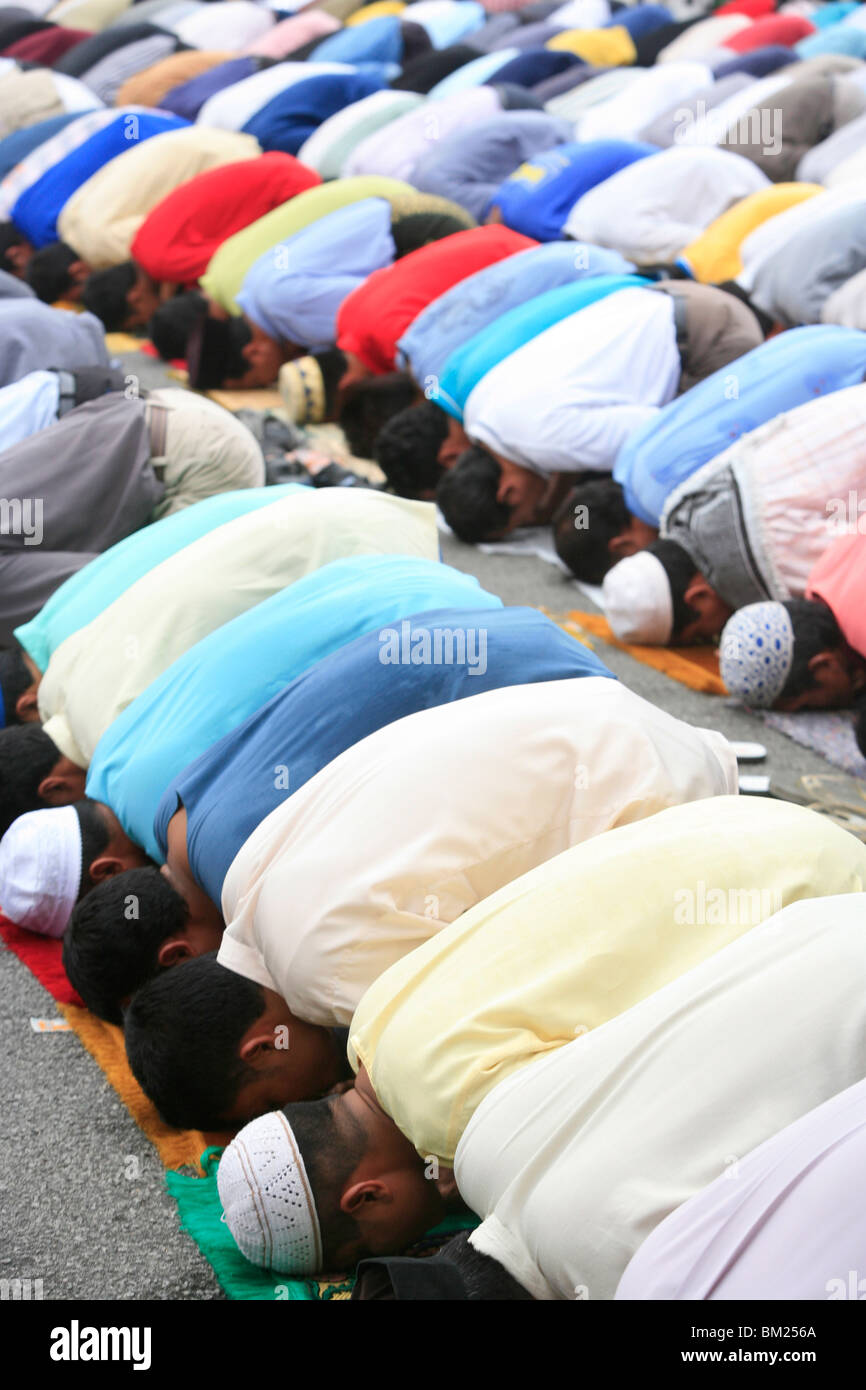 La preghiera del venerdì, Masjid Kampung moschea, Kuala Lumpur, Malesia, sud-est asiatico Foto Stock