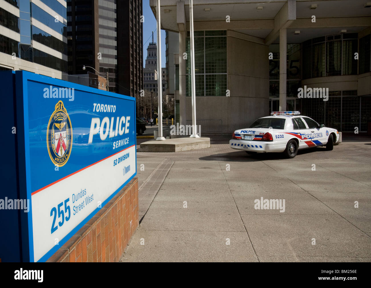 Una macchina della polizia è parcheggiato presso la divisione 52 stazione della polizia di Toronto il 19 aprile 2010. Foto Stock