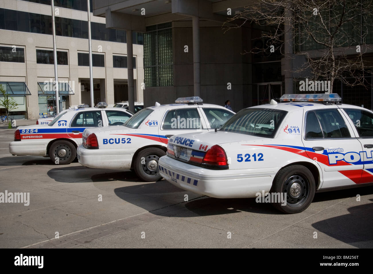 Auto della polizia sono parcheggiate presso la divisione 52 stazione della polizia di Toronto il 19 aprile 2010. Foto Stock