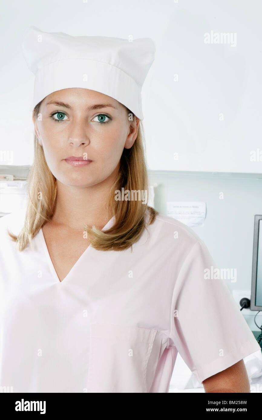 Ritratto di una donna infermiera in piedi Foto Stock