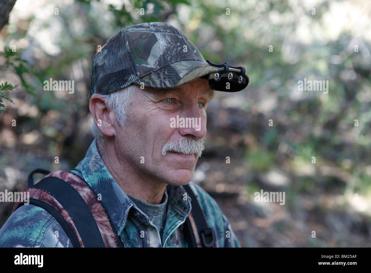 Close-up di un cacciatore in Abbigliamento camouflage Foto Stock