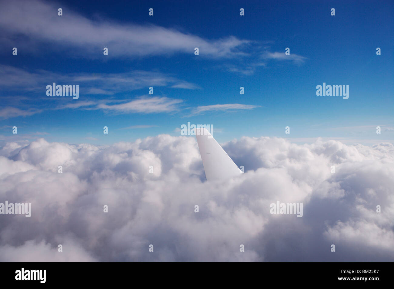Aeromobile pinna di coda in nubi Foto Stock