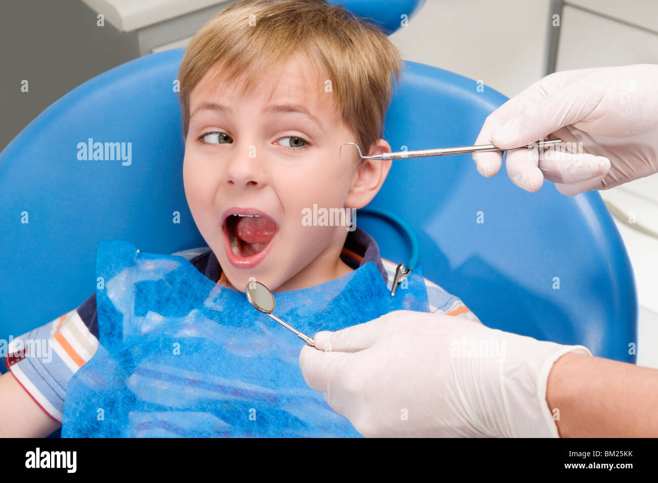 Dentista esaminando un ragazzo i denti Foto Stock