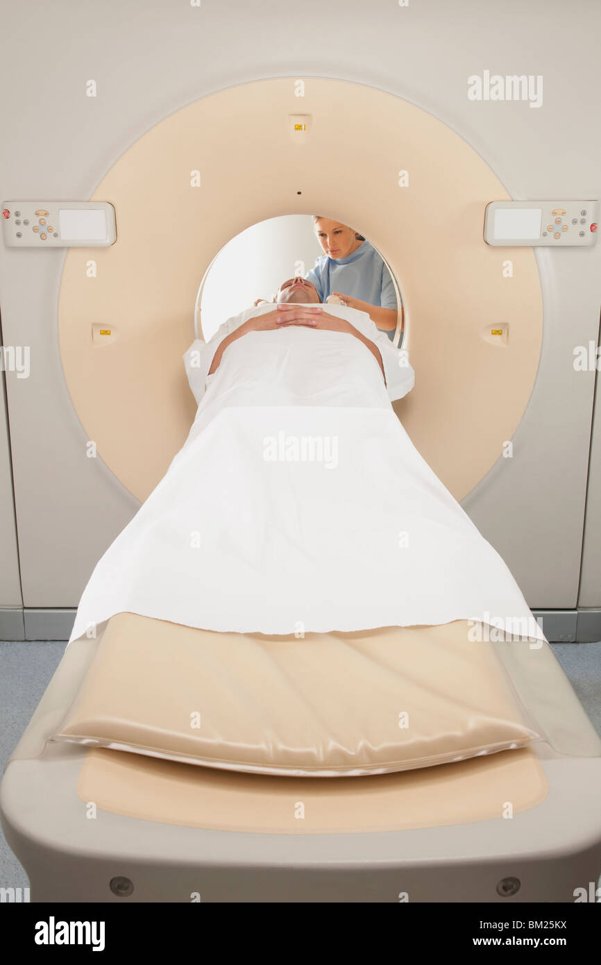 Il paziente sta andando attraverso una scansione in MRI Foto Stock