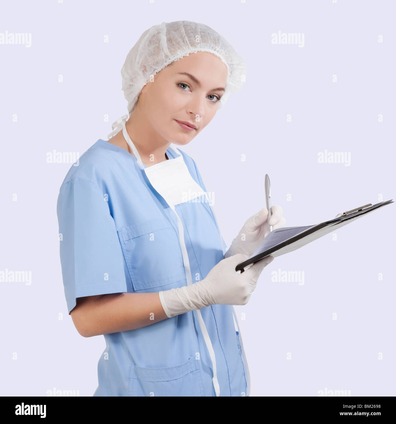 Chirurgo femmina la scrittura su una clipboard Foto Stock