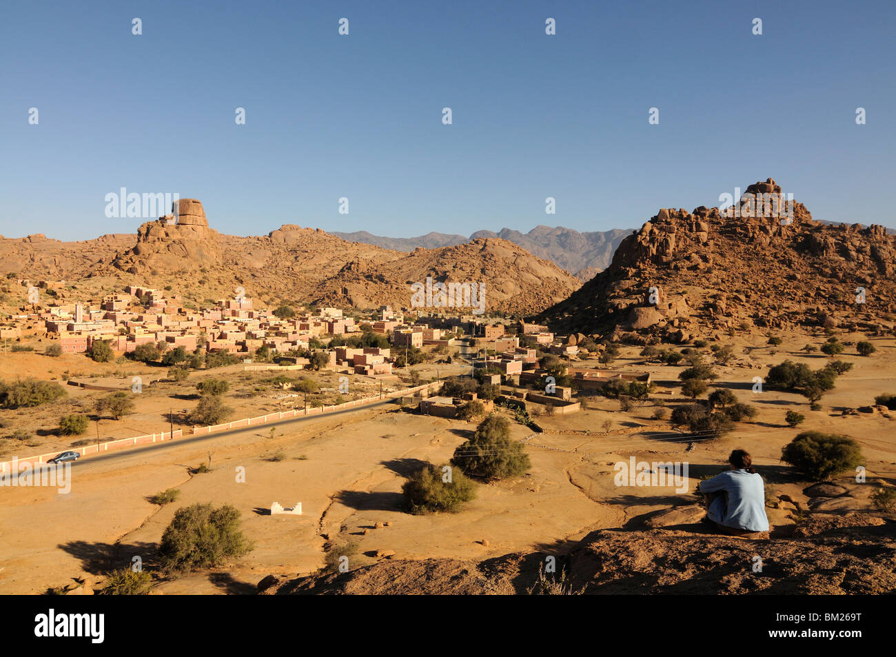 Rilassante turistica nel magico paesaggio di Tafraoute, nel sud del Marocco, Africa Settentrionale, Africa Foto Stock