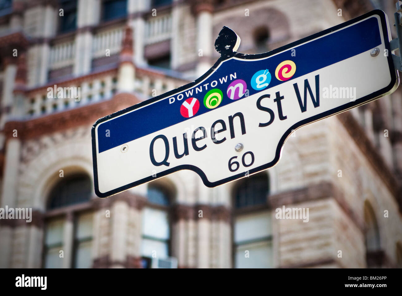 "Younge downtown' logo sono visibili su un letto Queen Street West Street sign in Toronto Foto Stock