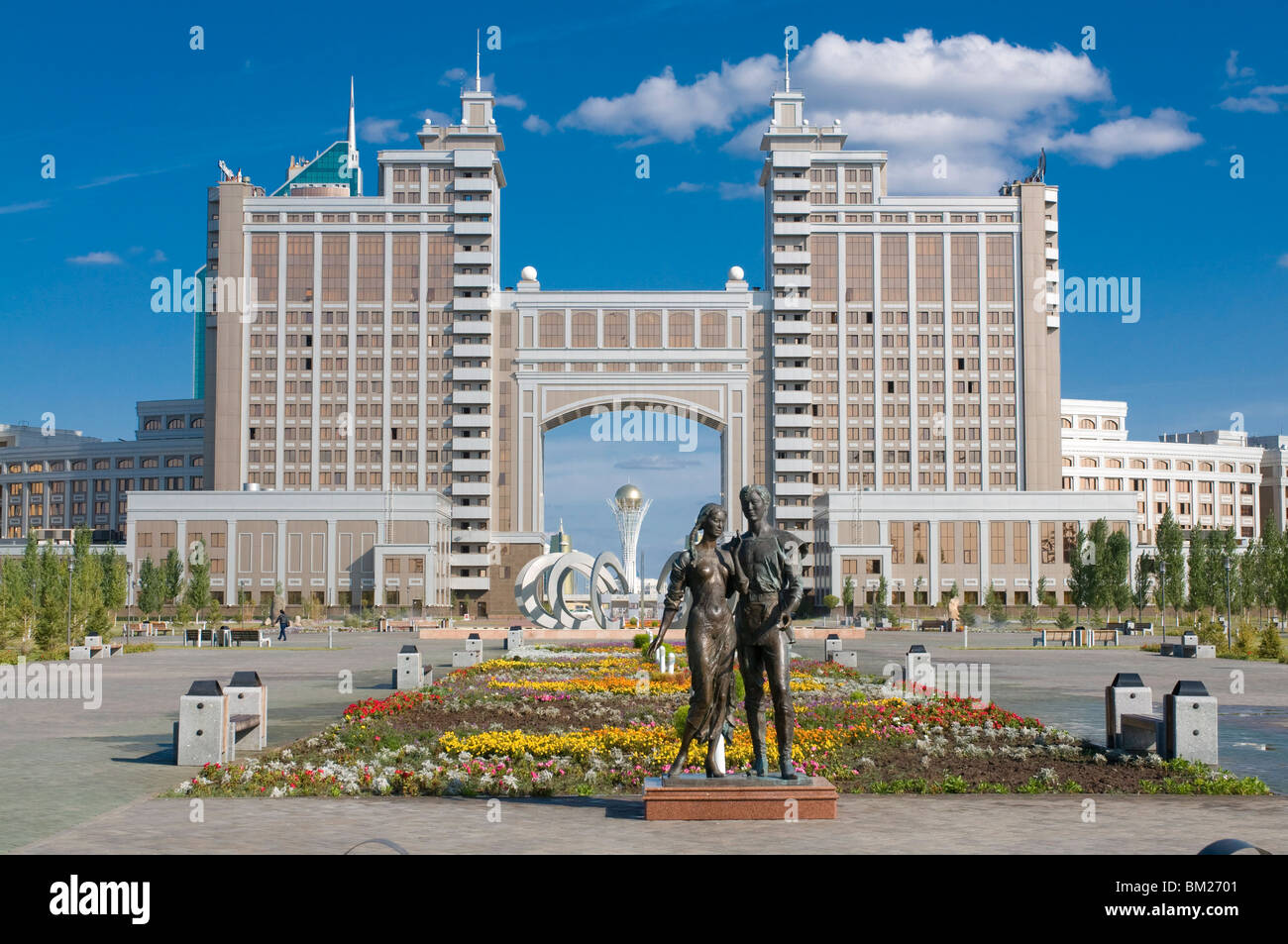 Il Kay Munay Gaz building e il monumento di Bayterek, Astana, Kazakistan, Asia centrale Foto Stock