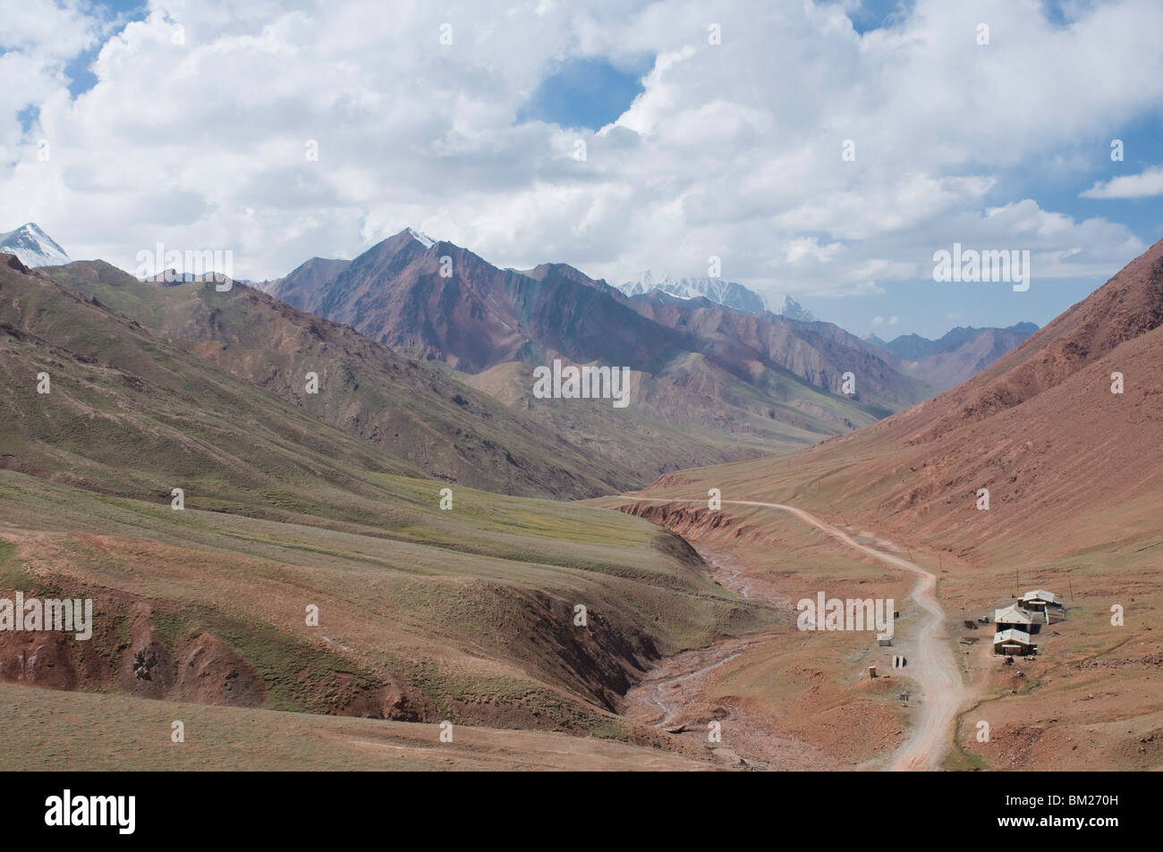 Strada di confine tra il Tagikistan e il Kirghizistan nelle montagne, vicino a Sary Tash, Kirghizistan, Asia centrale Foto Stock
