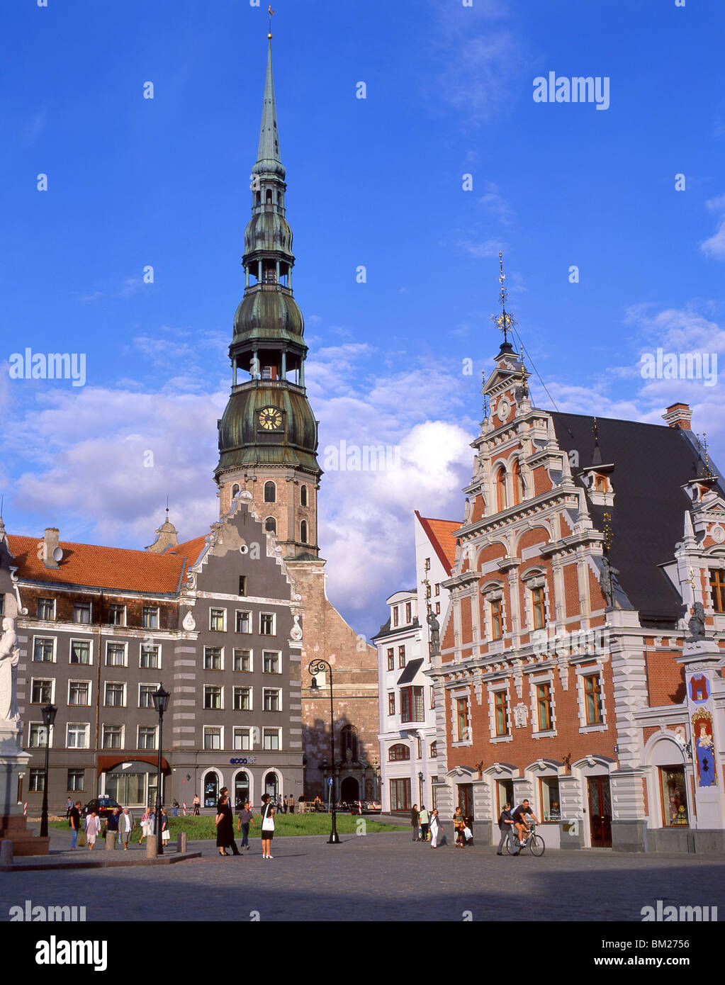 Piazza del Municipio che mostra chiesa di San Pietro, la Città Vecchia di Riga, Regione di Riga, la Repubblica di Lettonia Foto Stock