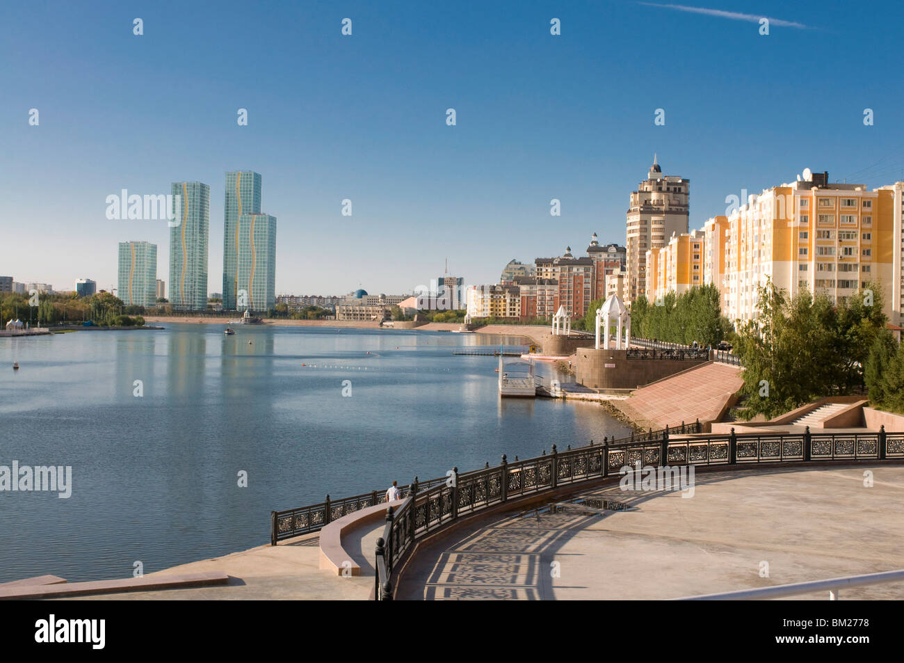 Skyline di Astana con grattacieli, Astana, Kazakistan, Asia centrale Foto Stock
