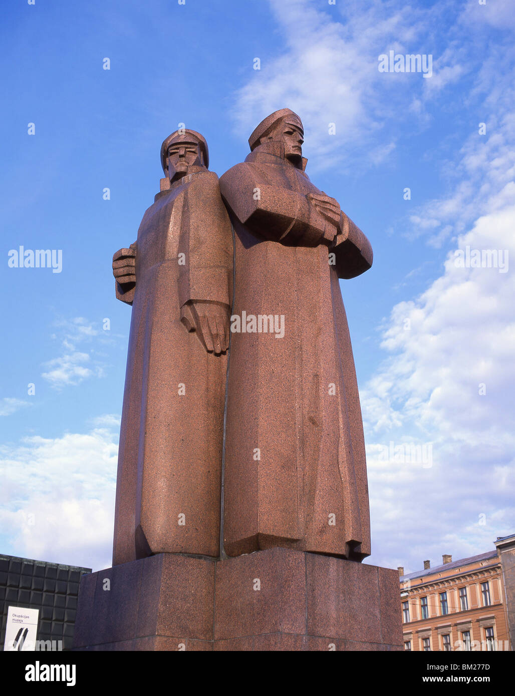 Il lettone Red Rifleman statua, Riga, Regione di Riga, la Repubblica di Lettonia Foto Stock