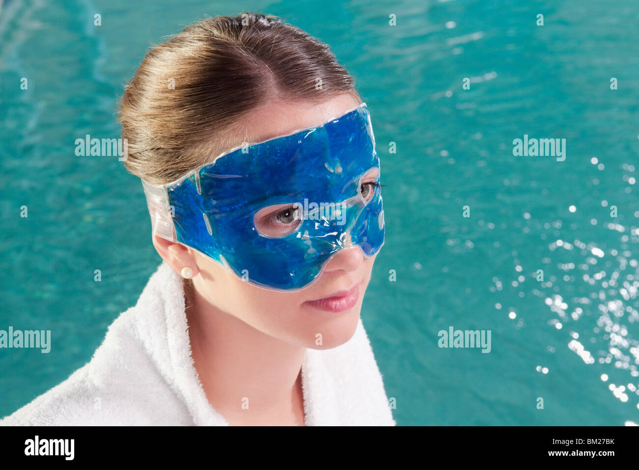 Donna che indossa una maschera a bordo piscina Foto Stock