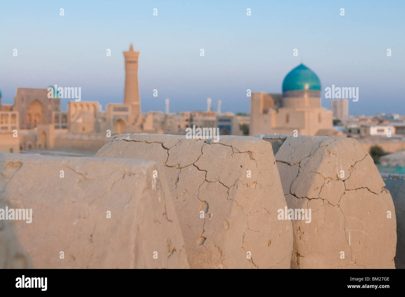 Vista sulla città con le moschee e minareti, Bukhara, Uzbekistan in Asia centrale Foto Stock