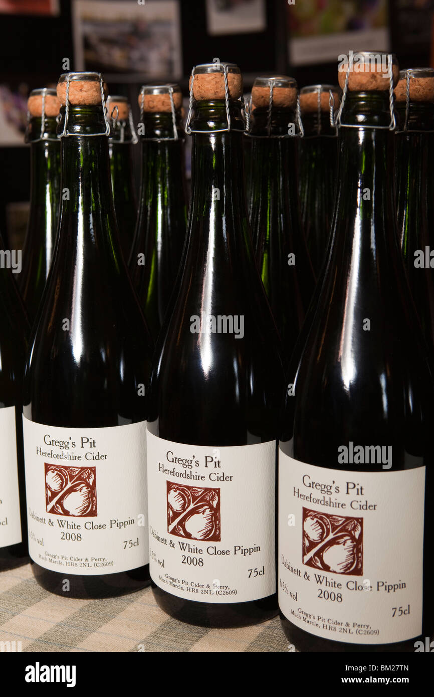 Regno Unito, Inghilterra, Herefordshire, Putley, Big Apple Event, Gregg buca premiato il sidro di mele da James Marsden Foto Stock