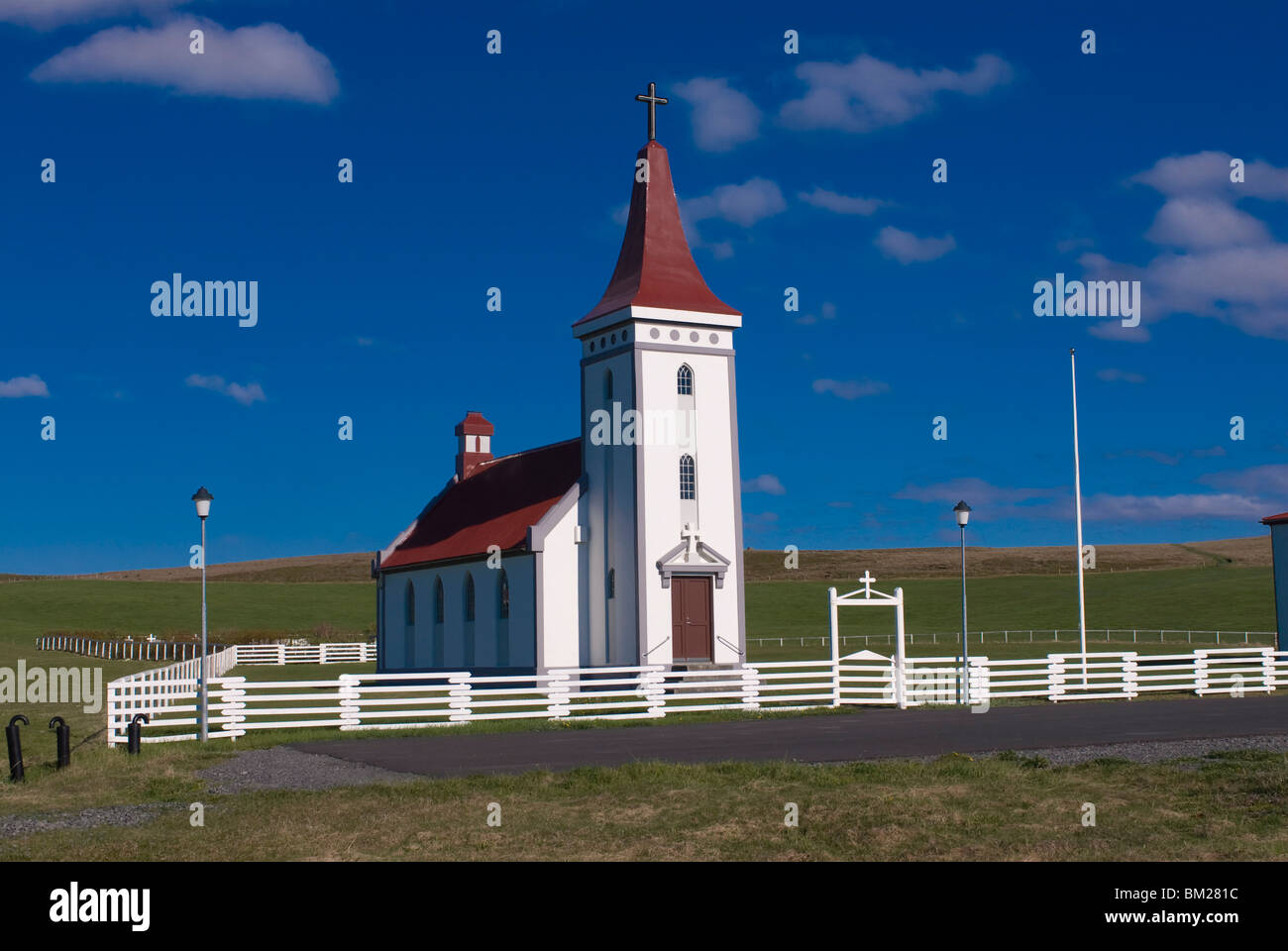 Il bianco e il rosso chiesa, Raufarhofn, Eastfjords, Islanda, regioni polari Foto Stock