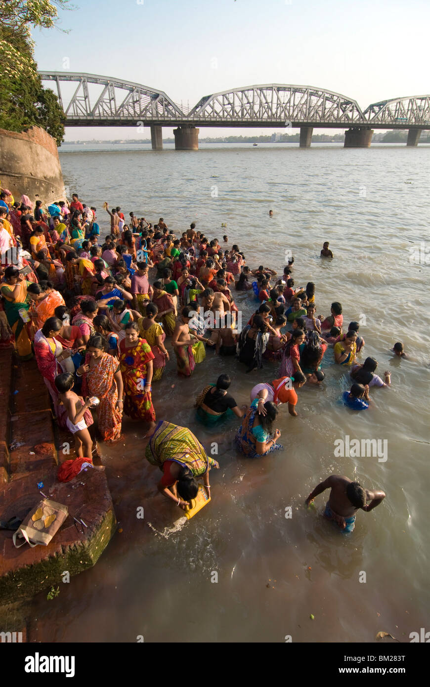 Una folla di gente che nella parte anteriore del tempio di Kali la balneazione nel Fiume Hooghly, Calcutta, West Bengal, India, Asia Foto Stock