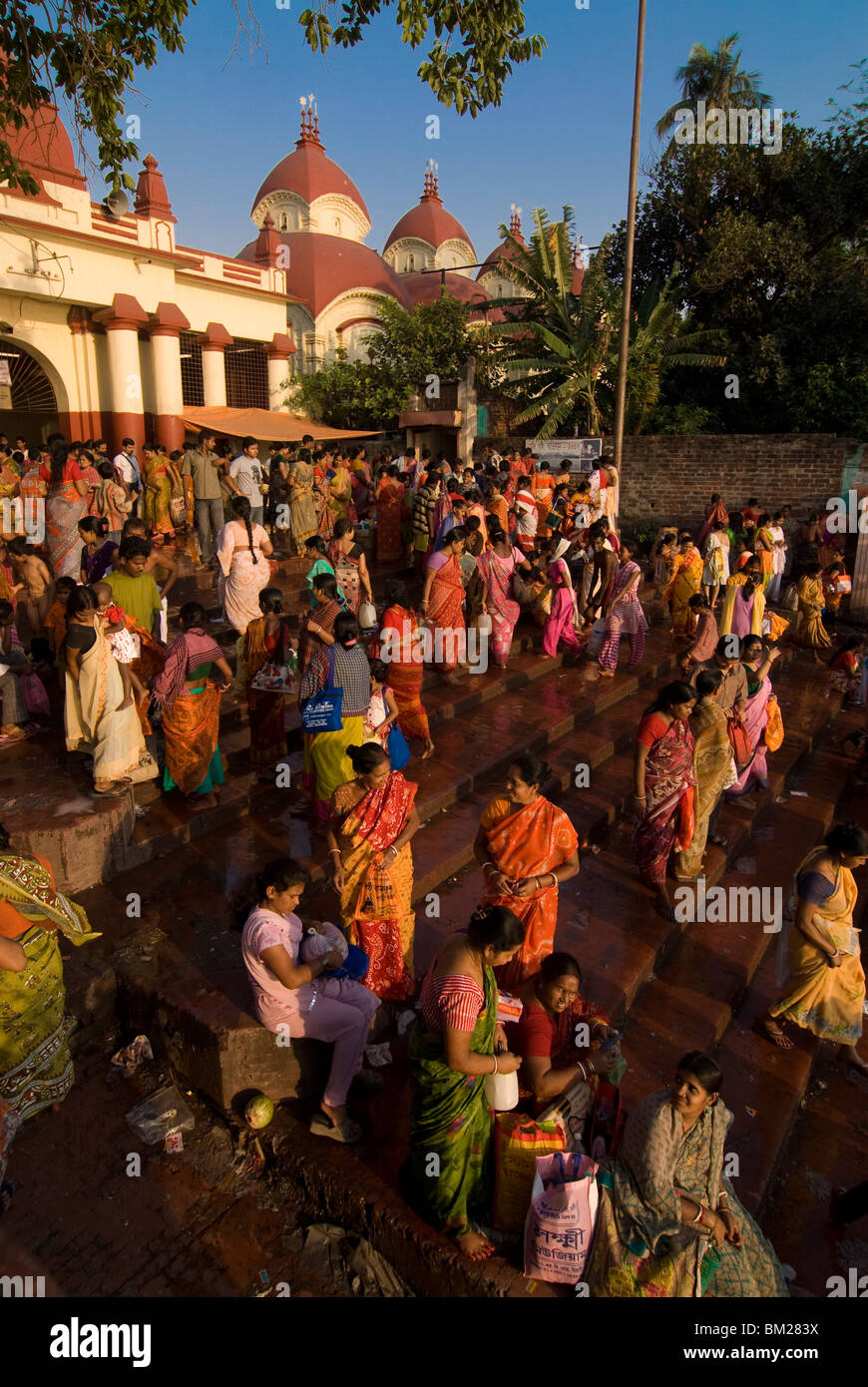 Una folla di gente che nella parte anteriore del tempio di Kali, Calcutta, West Bengal, India, Asia Foto Stock