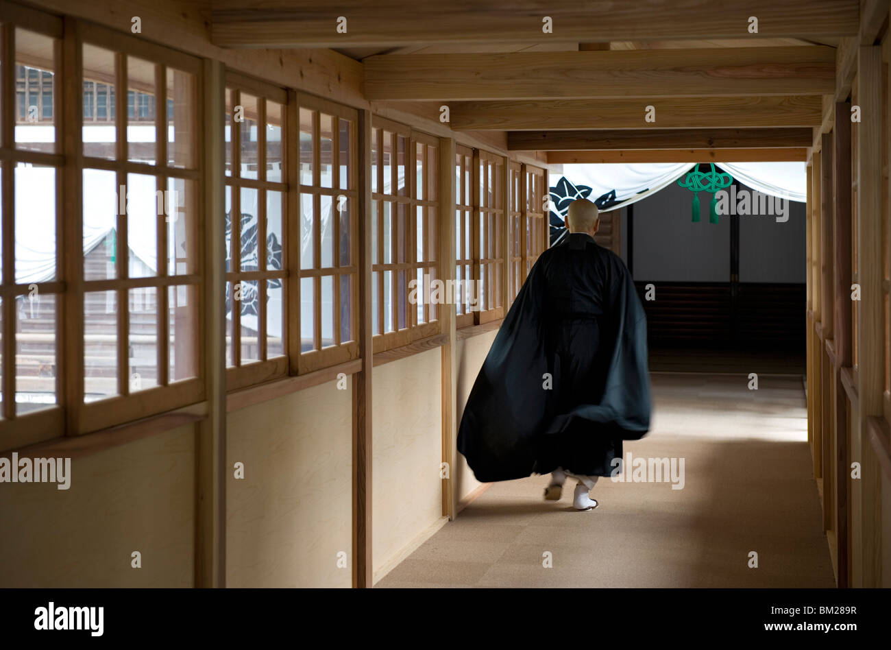 Monaco all'interno del tempio Eiheiji, sede della setta Soto del Buddhismo Zen, Fukui, Giappone Foto Stock