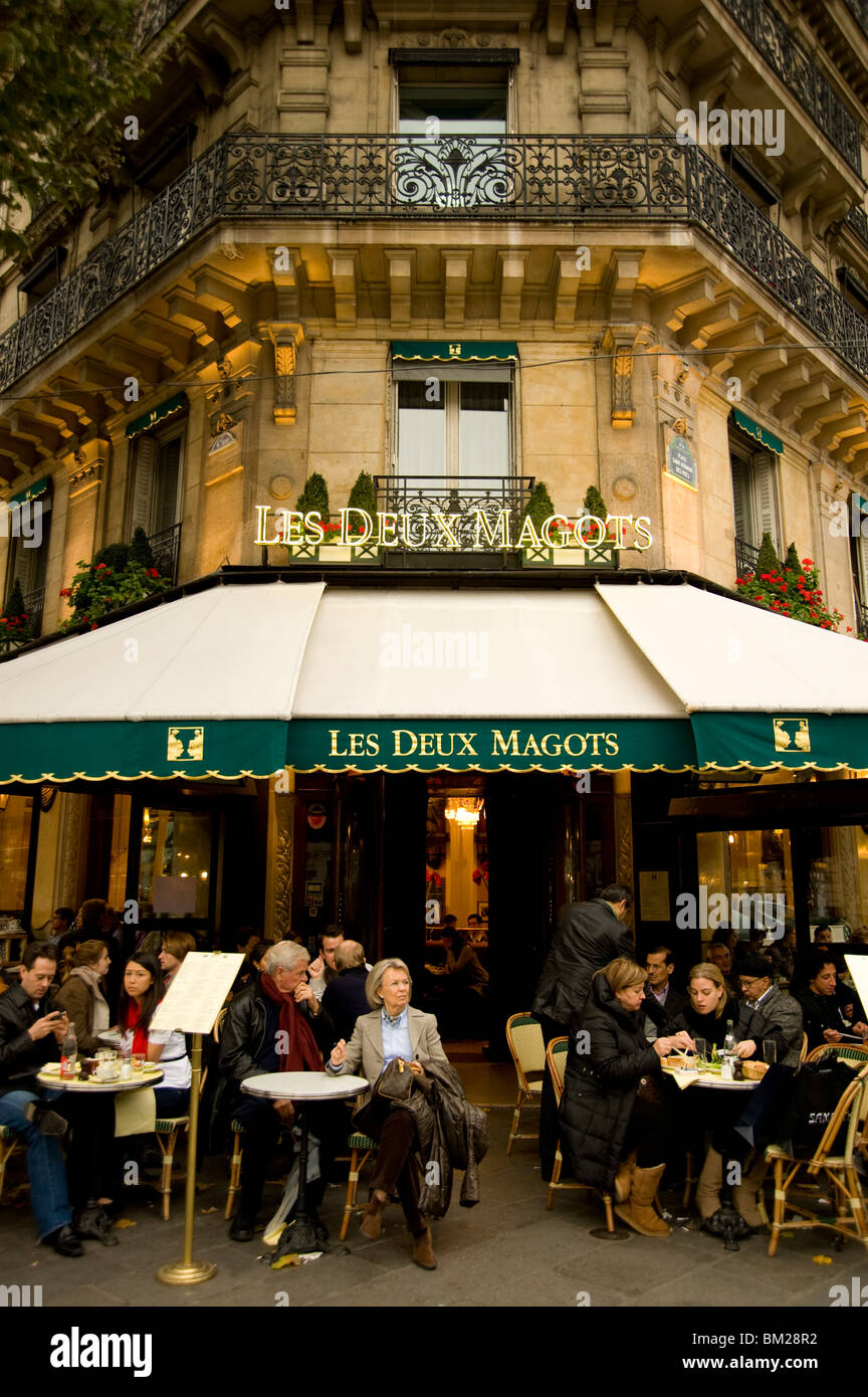 Il celebre Café Les Deux Magots sul Boulevard Saint Germain, Paris, Francia Foto Stock