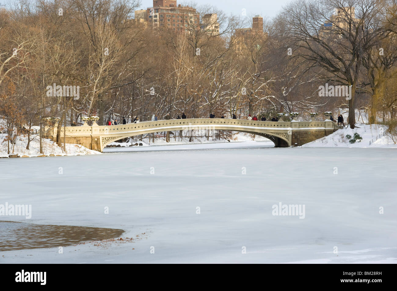 Il ponte di prua e il Central Park Lake dopo una tempesta di neve, la città di New York, nello Stato di New York, Stati Uniti d'America Foto Stock