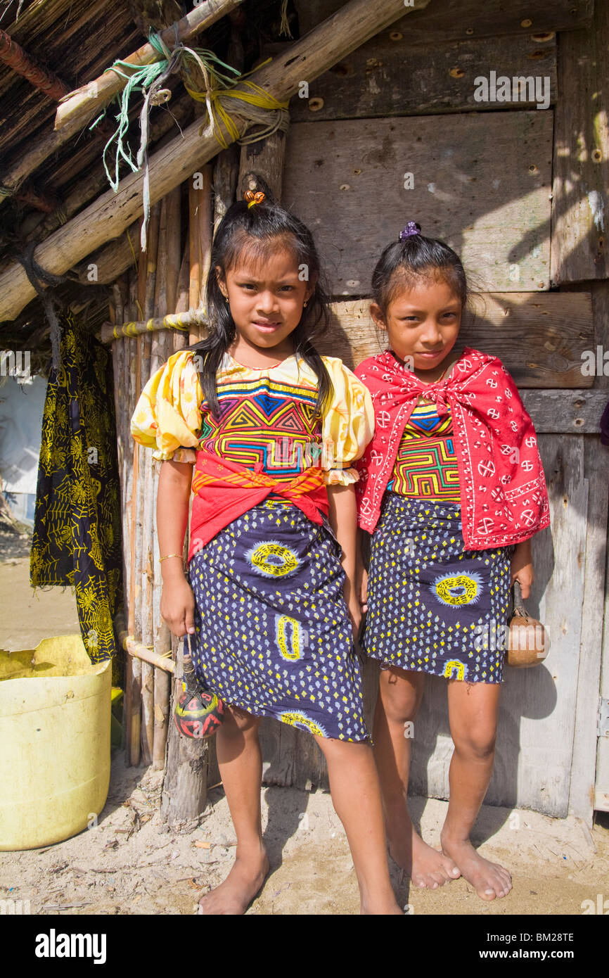 La Kuna ragazze in abito tradizionale, Isla Tigre, isole San Blas, Comarca de Kuna Yala, Panama Foto Stock