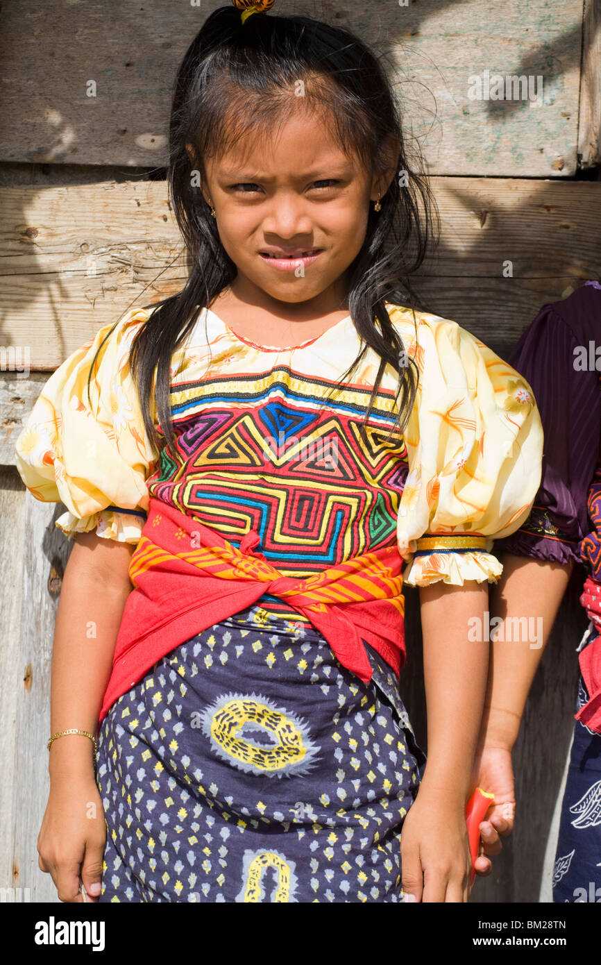 La Kuna ragazza in abito tradizionale, Isla Tigre, isole San Blas, Comarca de Kuna Yala, Panama Foto Stock