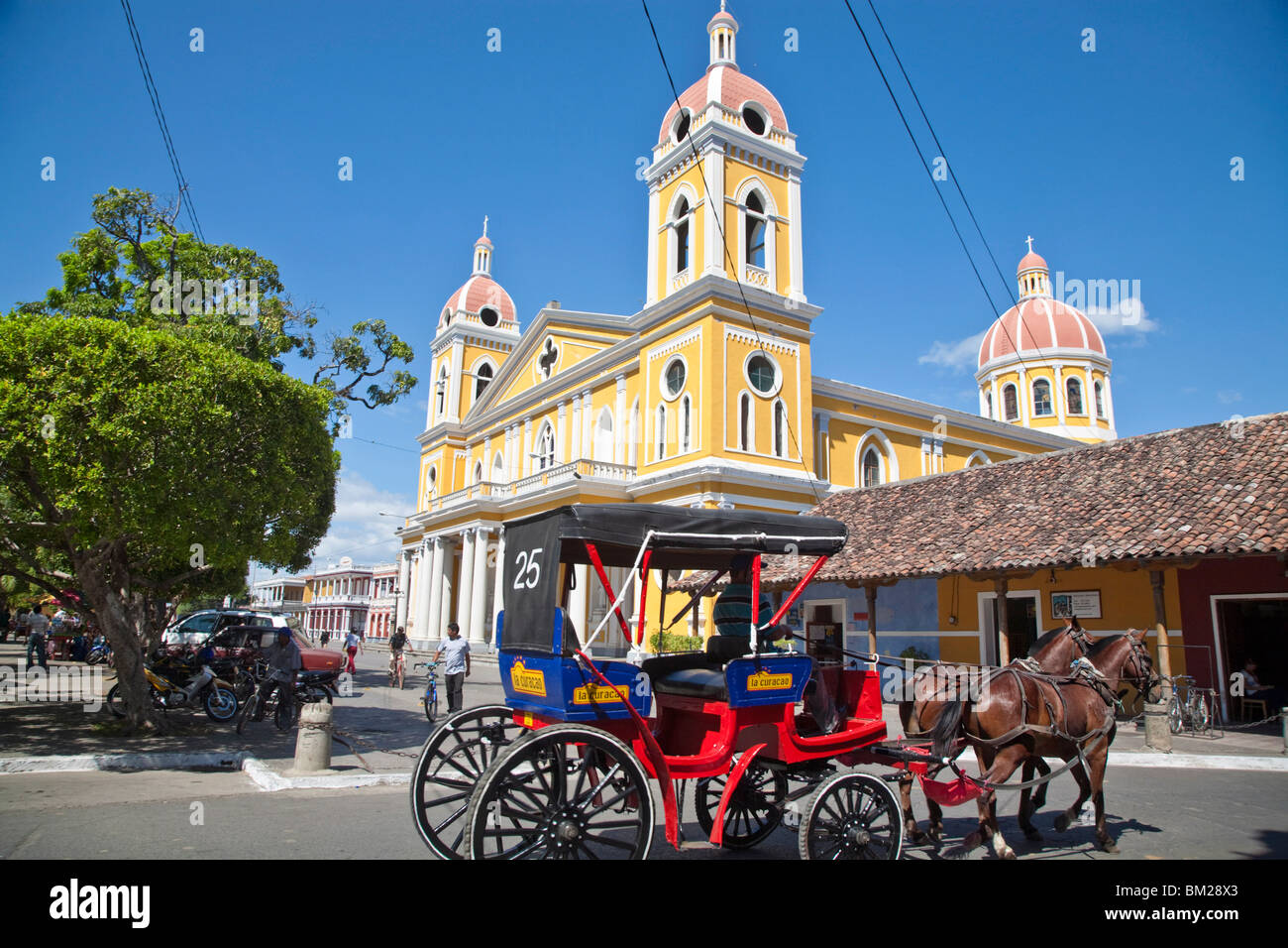 Carrello cavallo passando Cattedrale de Granada, Parco Colon (Park Central), Granada, Nicaragua Foto Stock