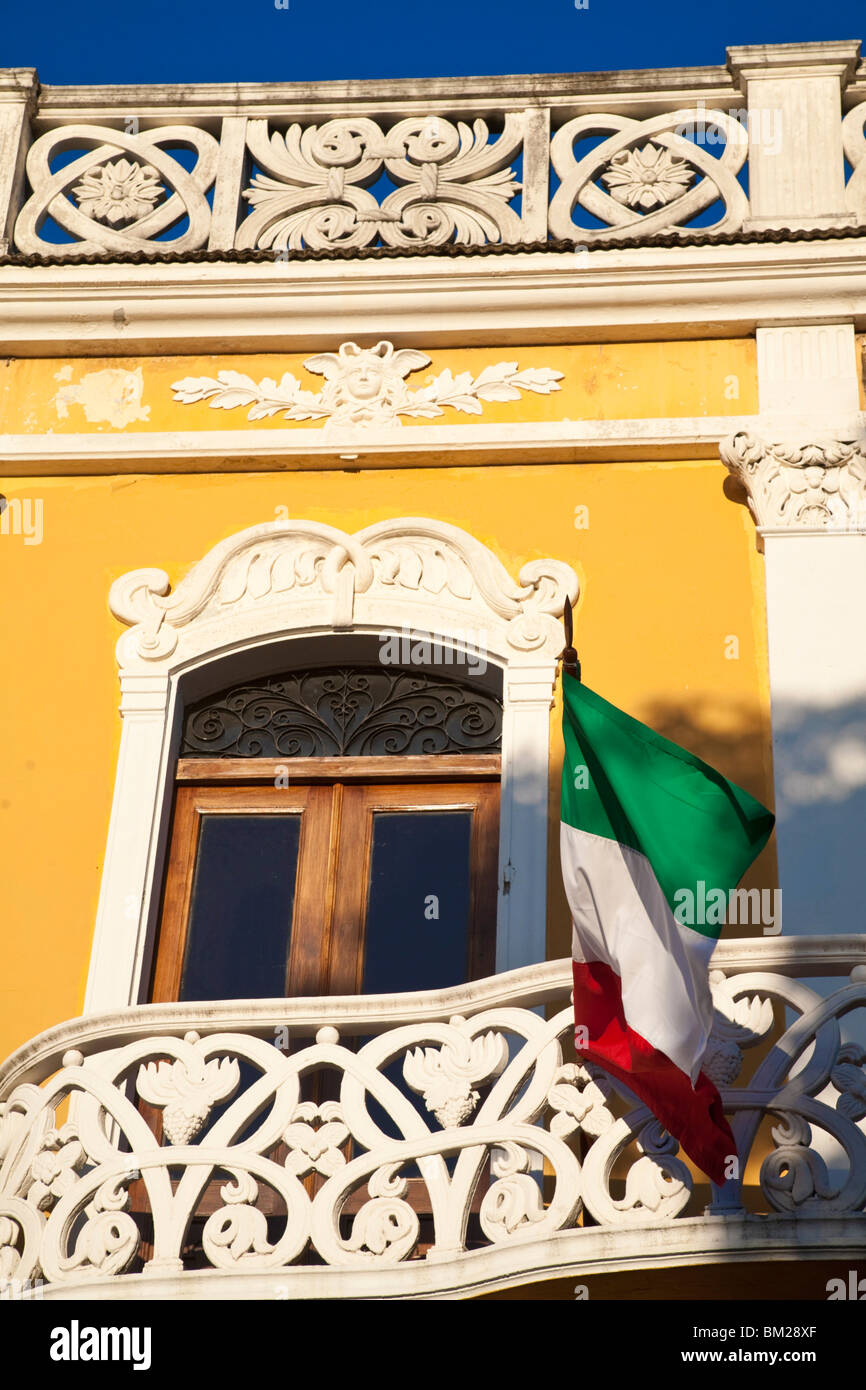 Bandiera sulla costruzione, Parco del colon, Park Central, Granada, Nicaragua Foto Stock