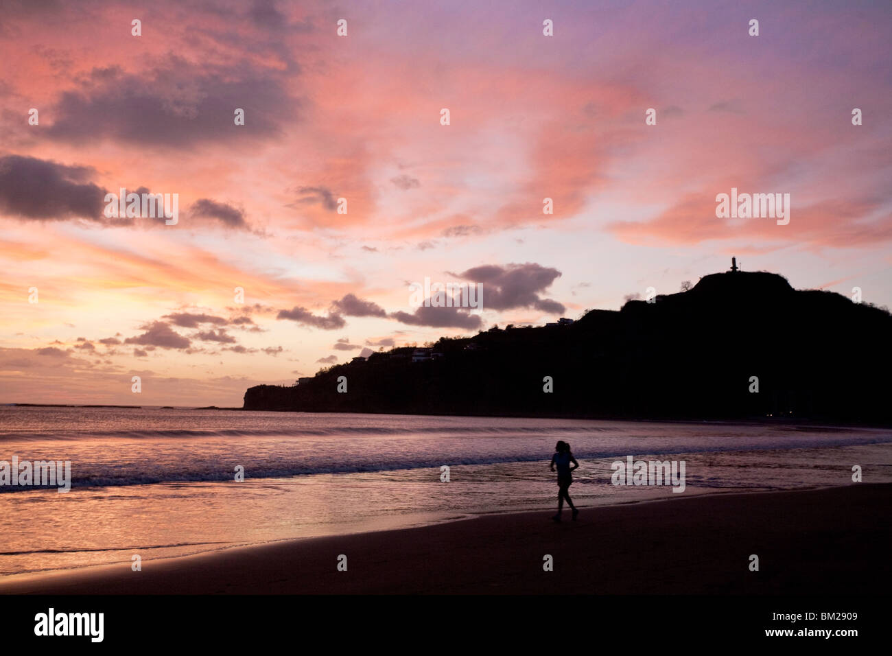 La donna a piedi lungo la spiaggia di San Juan del Sur, Nicaragua Foto Stock