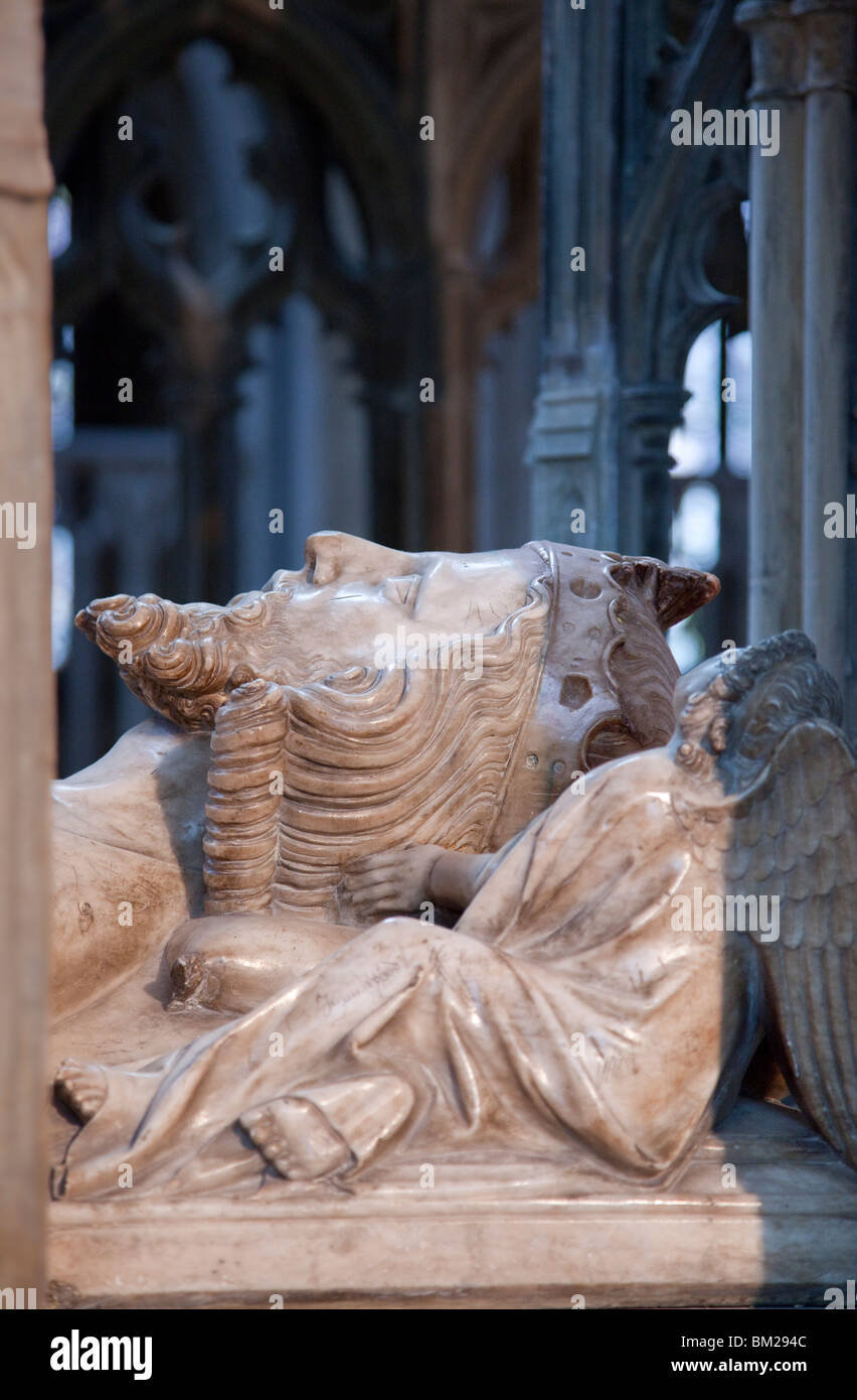 Close-up di effige sulla tomba di Re Edoardo II, morì 1327, cattedrale di Gloucester, Gloucester, Gloucestershire, Regno Unito Foto Stock
