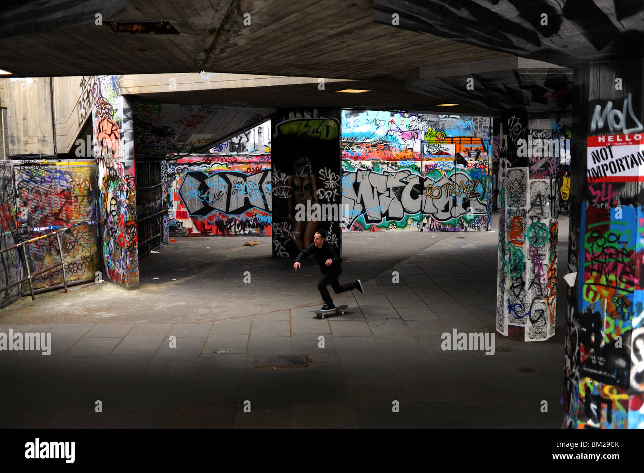 Guidatore di skateboard da graffiti presso il South Bank di Londra REGNO UNITO Foto Stock