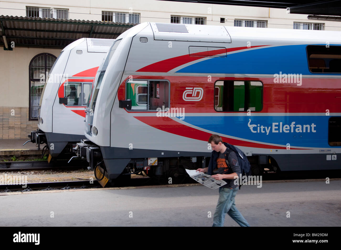 Due Elefant, double-decker inter-city treni, a Masarykovo Nadrazi con un uomo a piedi passato, Praga, Repubblica Ceca Foto Stock