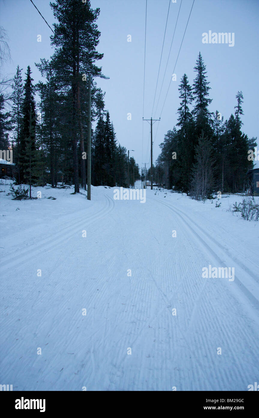 Coperta di neve road, Pyha-Luosto ski resort, Lapponia, Finlandia e Scandinavia Foto Stock