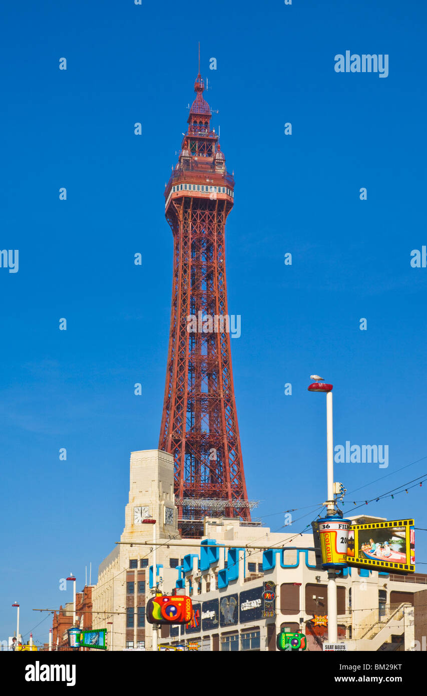 La Blackpool Tower e luminarie durante il giorno, Blackpool, Lancashire, Regno Unito Foto Stock