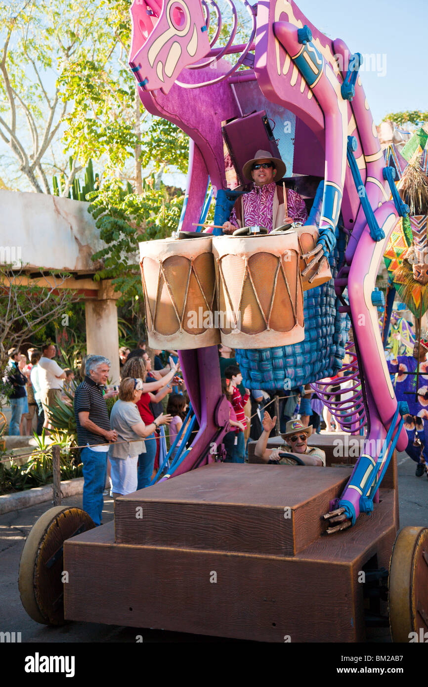 Drum player in Disney degli animali del Regno Jammin' Jungle Parade in Orlando Florida Foto Stock