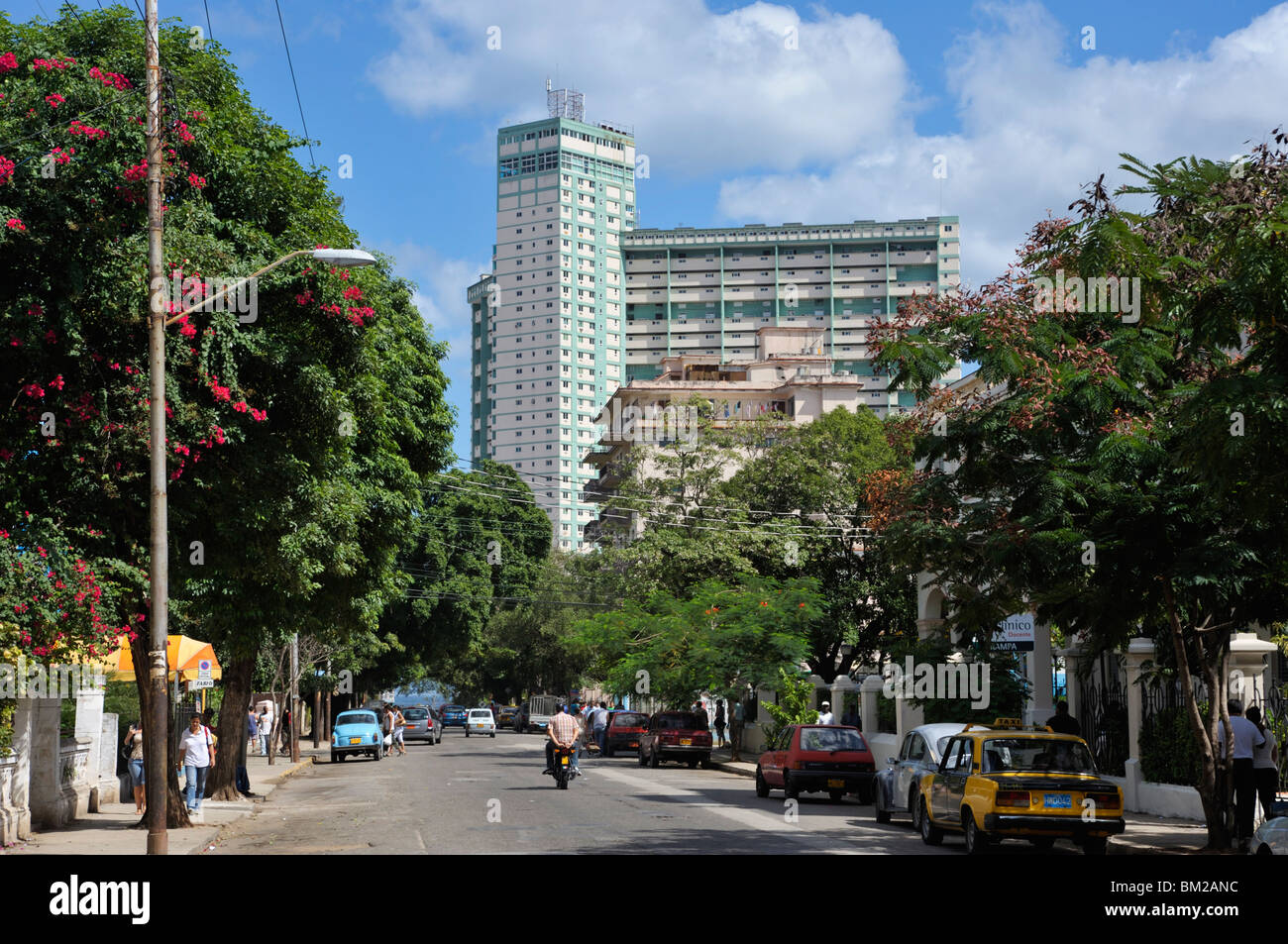 Calle 17 (17th Street) che conduce alla Focsa edificio costruito nel 1956, Vedado, Havana, Cuba, West Indies Foto Stock