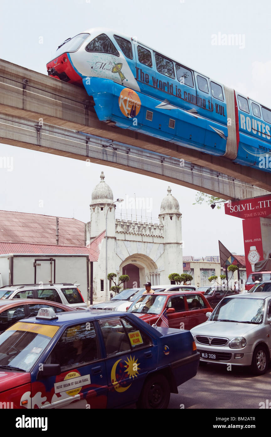 Monorotaia sopra il traffico della città, Kuala Lumpur, Malesia, sud-est asiatico Foto Stock