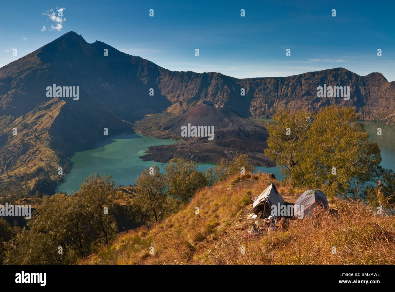 Vista del Gunung Rinjani cratere dal suo cerchione Foto Stock