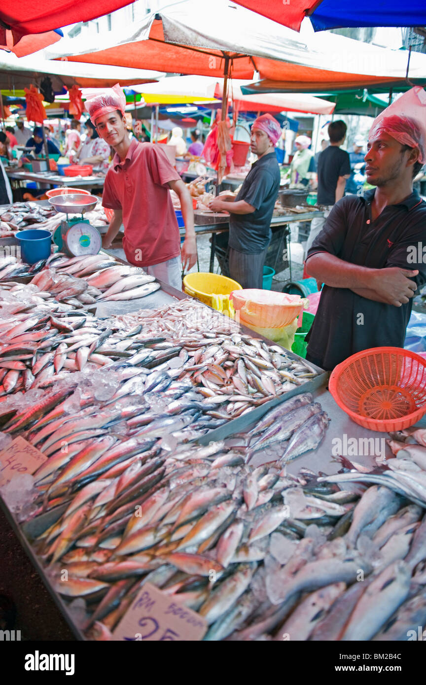 Pressione di stallo di pesce, Pudu mercato umido, Kuala Lumpur, Malesia, sud-est asiatico Foto Stock