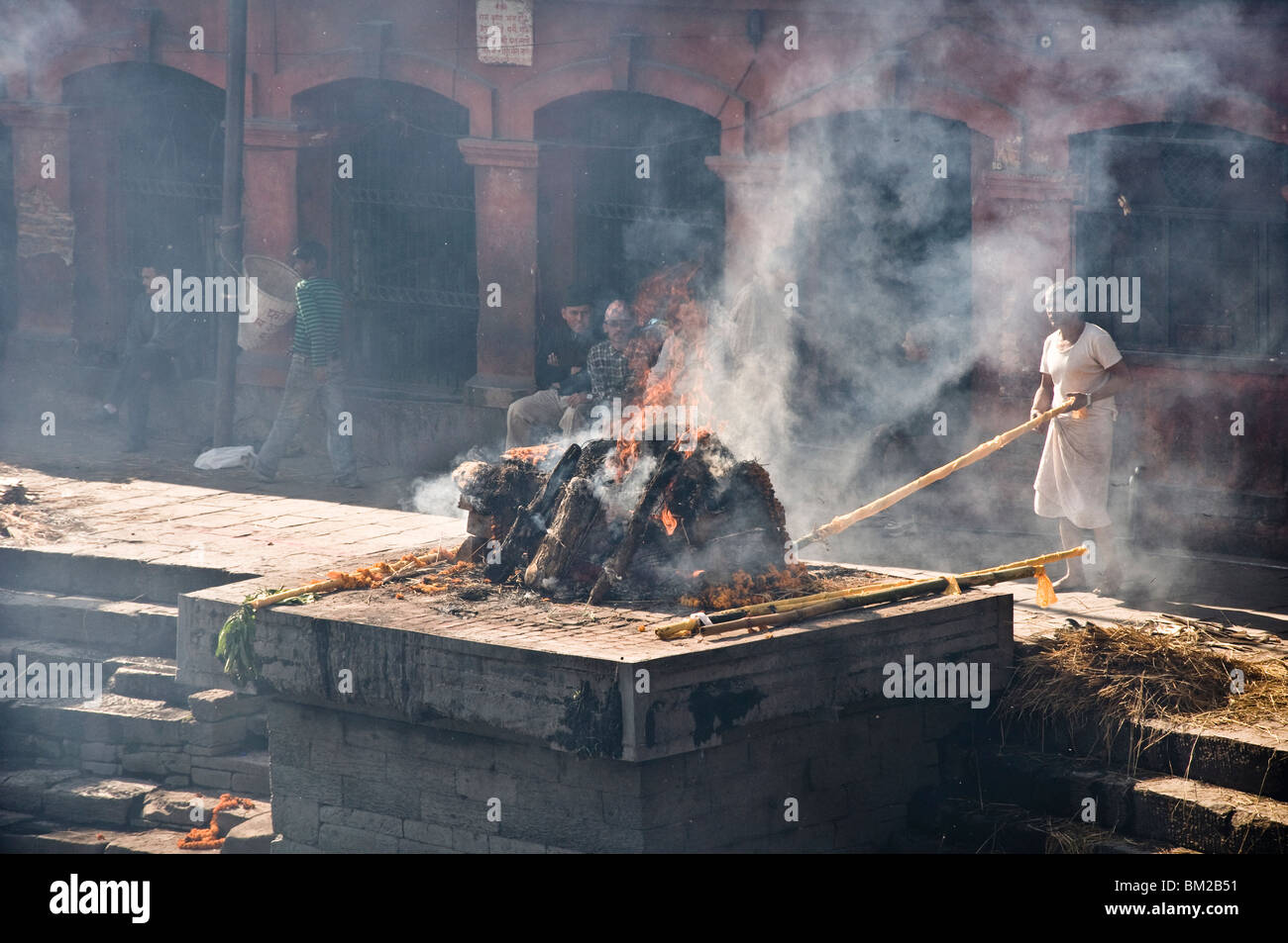 La masterizzazione di funerale al tempio di Pashupatinath Foto Stock