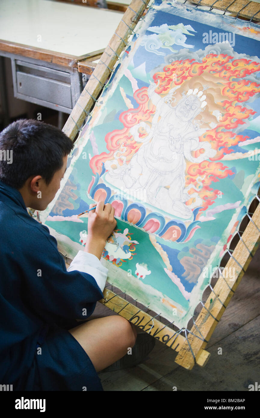 Pittore Thangka presso l'Istituto Nazionale di Zorig Chusum Pedzoe, (scuola di pittura), Thimphu Bhutan Foto Stock