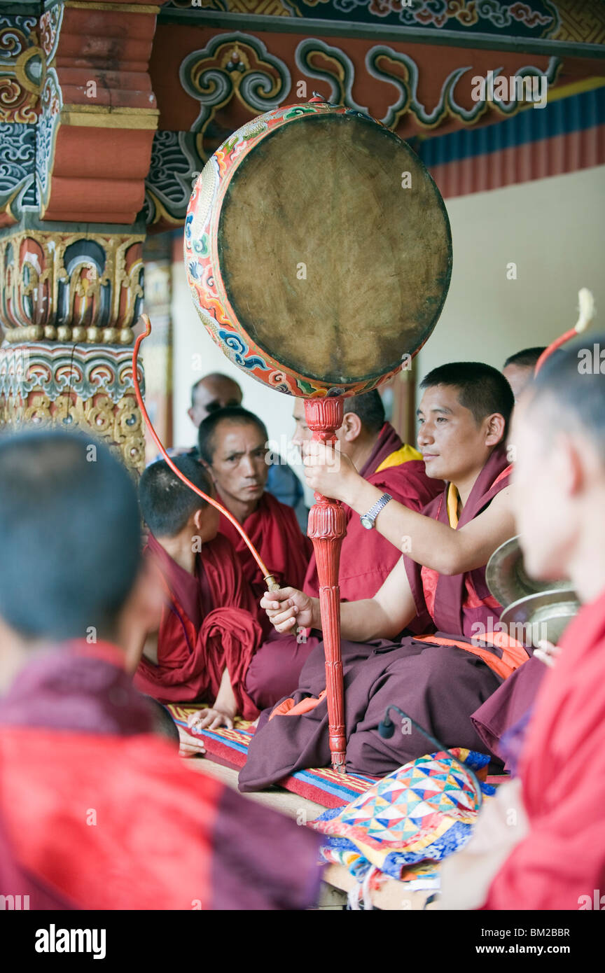 Monaco con il tamburo, Autunno Tsechu (festival) al Trashi Chhoe Dzong, Thimpu, Bhutan Foto Stock